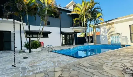 Lindo sobrado no condomínio fechado Jardim Coleginho.