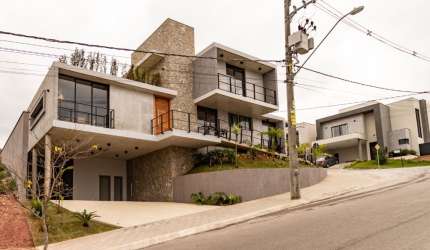 Bem-vindo a um refúgio de harmonia em sintonia com a natureza: uma casa sustentável que não apenas respeita o meio ambiente, mas também promove um estilo de vida saudável.