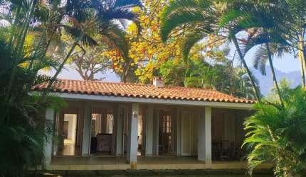 EXCELENTE IMÓVEL À VENDA PÉ NA AREIA NA PRAIA DE BAREQUEÇABA !