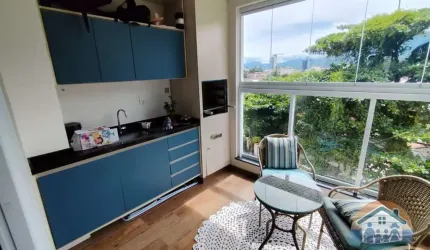 EXCELENTE APARTAMENTO MODERNO DECORADO E MOBILIADO NO CENTRO DE CARAGUATATUBA!