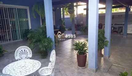 Casa Linear com jardim sendo que tem 3 suítes, com quintal e garagem coberta