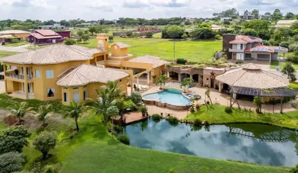 Casa com 4 suítes e lazer completo em Hidrolândia