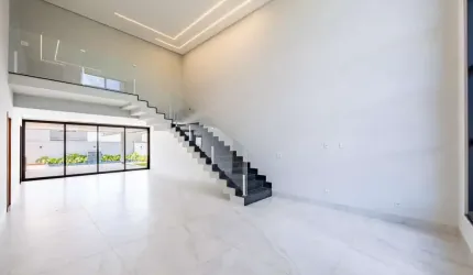 Casa com 4 suítes, piscina aquecida e lazer completo.