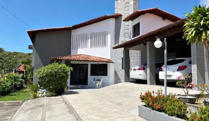 Linda casa com 350 m², terreno de 1000 m², 2 andares, 5 quartos, piscina.