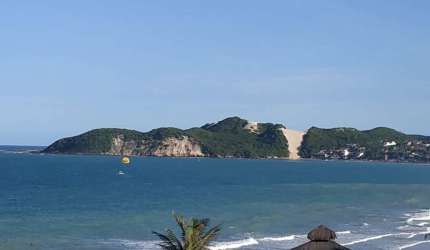 Ap beira mar na praia de Ponta Negra, vista, piscina, churrasqueira, para até 4 pessoas.