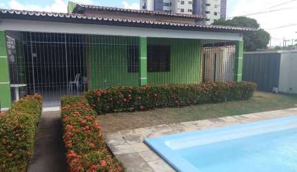 Ampla casa de esquina em Capim Macio, próx. a escolas, supermercados, dentre outros.