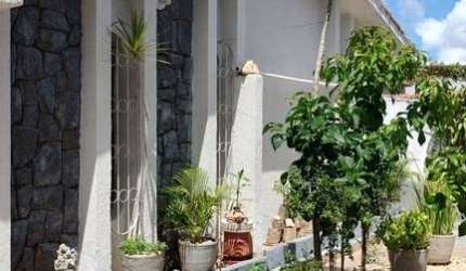 Casa ampla, próxima a Av. Prudente de Moraes.