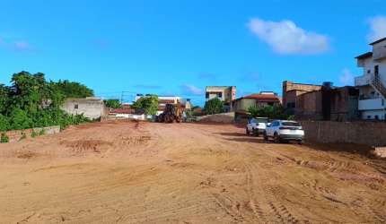 Lote de 1.500m², frente total para a estrada do coco- excelente localização.