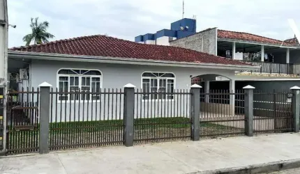 Casa com 4 dormitórios à venda, 250 m² por R$ 800.000,00 - Iririú - Joinville/SC