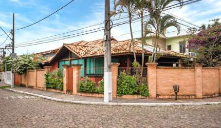 Belissima casa á venda - condomínio fechado.