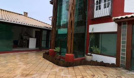 Charmosa Casa Duplex com Toque Rústico e Amplo Espaço Externo!