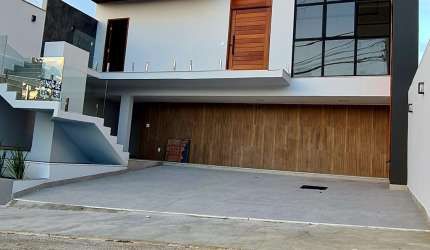 Casa Linear Espaçosa no Vale dos Cristais