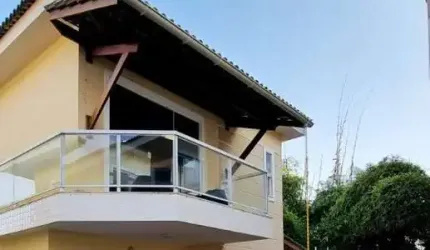 Casa duplex condominio fechado com 126 m², dividido em 4/4, 3 suítes a 70 metros da praia de Vilas a vender em Ipitanga Lauro de Freitas