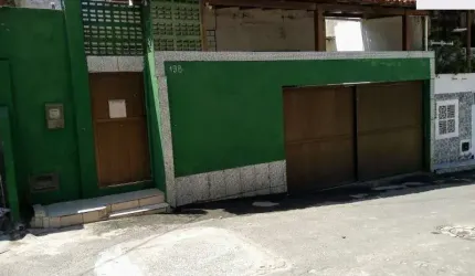 Casa térrea livre e solta em rua publica com total privacidade, murada e monitorada aqui na Rua da Amendoeira do Jardim Imperial em Pituaçú Salvador