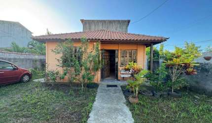 Casa em Araruama, 4 quartos, 3 cozinhas - R$ 480.000,00 - Centro