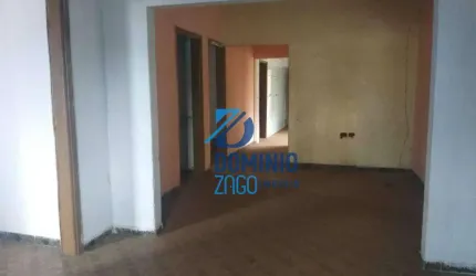 Casa no início da Av. Elias Cruvinel / Boa Vista. Necessita reforma.