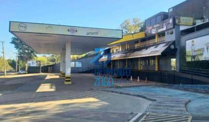 Posto de gasolina com lava rápido.