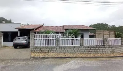 Oporunidade única, casa com piscina e galpão anexo.