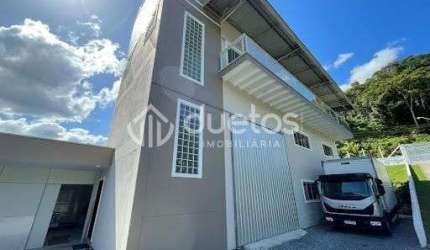 CASA E GALPÃO EM DOM JOAQUIM