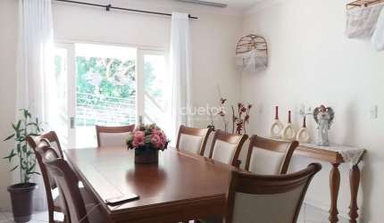 Casa com 3 dormitórios, suíte com closet, 3 sacadas e área de festas.
