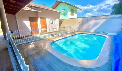 Casa com piscina rua sem saída.