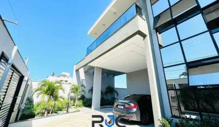 Sobrado três suítes no balneário Flamingo