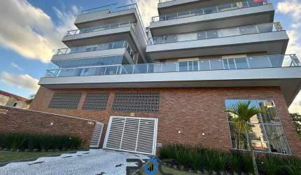 Apartamento com três suítes em Caiobá.