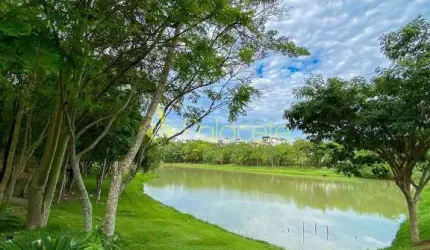Condomínio com muito verde, segurança 24h e lazer completo, terreno de 405 m² com excelente potenci