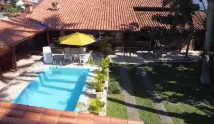 Ampla Casa Térrea de Esquina com Piscina e Edícula a Apenas 50 Metros da Praia das Palmeiras em Car