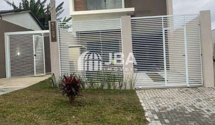 Sobrado de frente para a rua com terraço