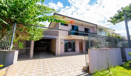 EXCELENTE TRIPLEX MUITO BEM LOCALIZADO COM 5 QUARTOS E 4 VAGAS DE GARAGEM