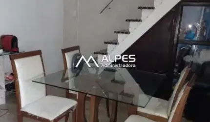 Apartamento duplex, com 3 quartos, varanda, estilo casa, em rua tranquila e familar.