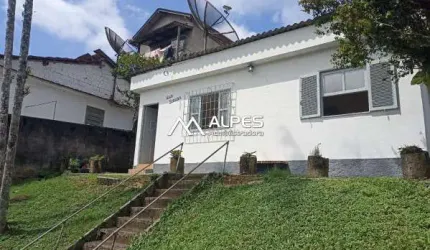 Casa fora de condominio, com 2 quartos, quintal com gramado, churrasqueira e vista livre.