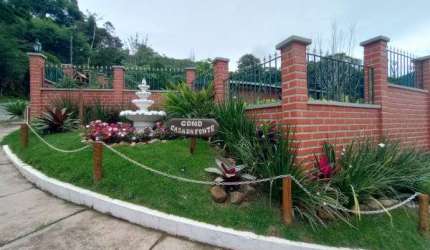 Casa de 2 quartos, mobiliada, ampla varanda e garagem, entrada independente, lugar tranquilo, condomínio com lazer.