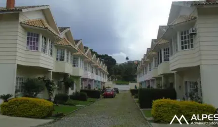 Excelente casa em condomínio, mobiliada, 2 quartos, lazer completo e estacionamento.