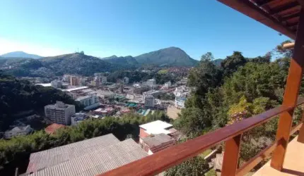 Excelente casa de 2 quartos, reformada, com linda vista da cidade.