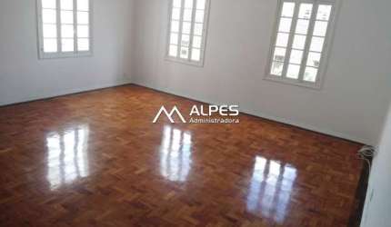 Oportunidade única para quem quer morar em um palacete suspenso!Apartamento gigantesco com 3 quartos, próximo da feirinha do Alto e de todo comércio.