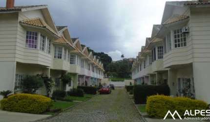 Excelente casa em condomínio, mobiliada, 2 quartos, lazer completo e estacionamento.