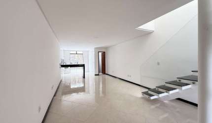Casa geminada DUPLEX, com 3 quartos (1 suíte com varanda)