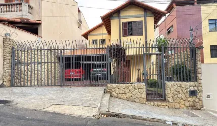 Sua chance de morar no queridinho São Mateus! Uma casa que é puro espaço e liberdade! Casa à venda.