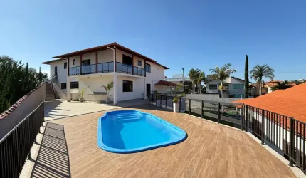 Uma casa que representa tudo o que você sempre quis: espaço, elegância e liberdade! Casa 4 quaros à venda no Spina Ville.