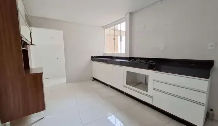 Apartamento reformado, espaçoso e em localização privilegiada no Bairu!