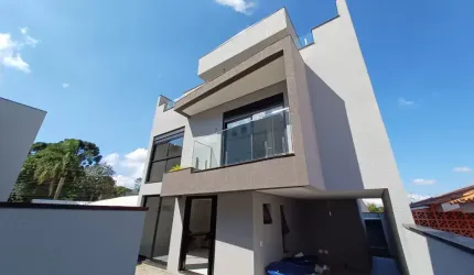 Excelente sobrado com 3 quartos, churrasqueira e 5 vagas de garagem em Santa Felicidade