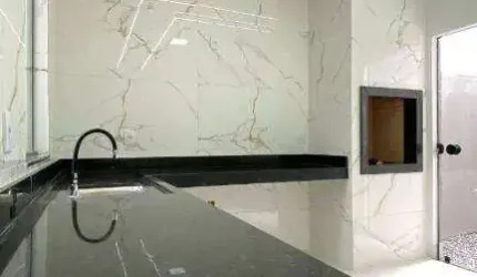 Casa com garagem coberta para 2 carros, moderna e bem localizada próximo a BR 153