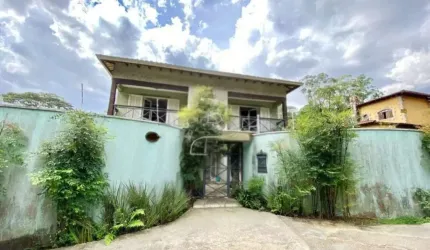 Confortável casa tipo para venda com 4 quartos, sendo 2 suítes, 433m²