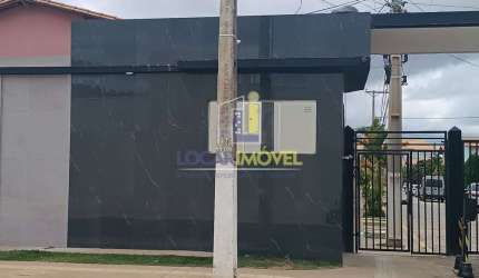 Vendo Vilage de 2 quartos com quintal, garagem coberta em ótima localização para venda na Laura Nun