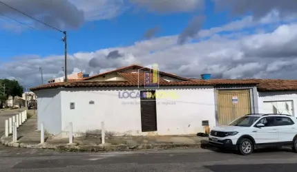Casa ampla de 3/4 na região central da cidade com garagem coberta para 02 carros em  Vitória da Con