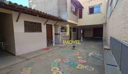 Conjunto comercial para locação com 6 salas, 3 banheiros, pátio grande no Alto Maron, Vitória da Co