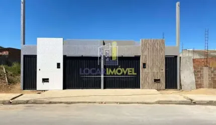 Casa à venda 3 quartos sendo 1 suíte, garagem espaçosa para 2 ou 3 carros, rua asfaltada, água e es