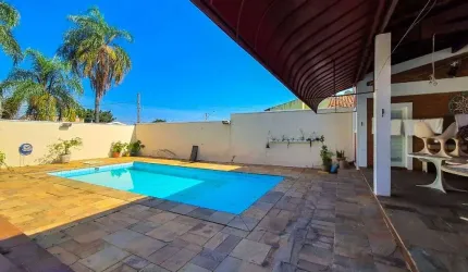 **Seu Novo Lar! Casa Ampla com 3 Suítes e Área de 700m²**
